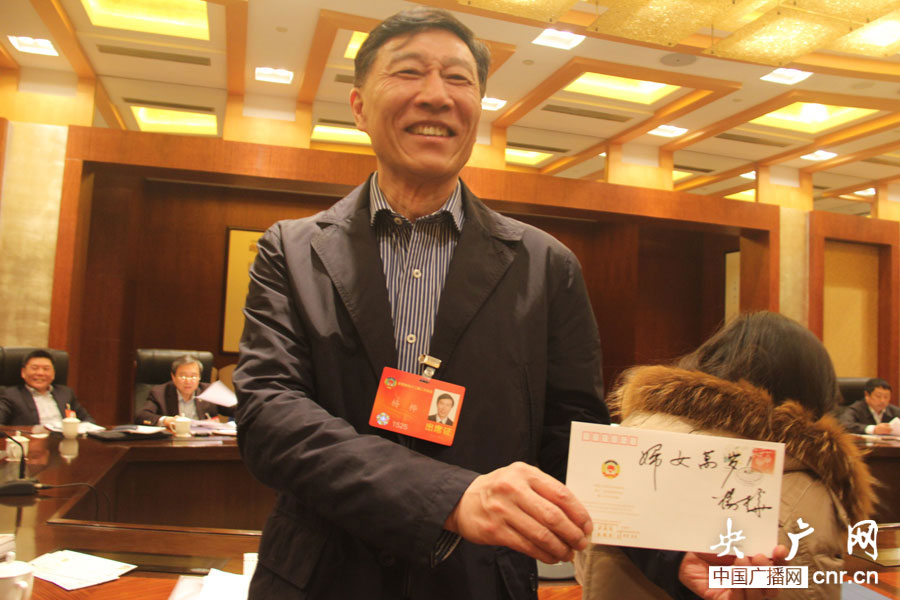 劉翔簽“我愛你們”寄語女同胞