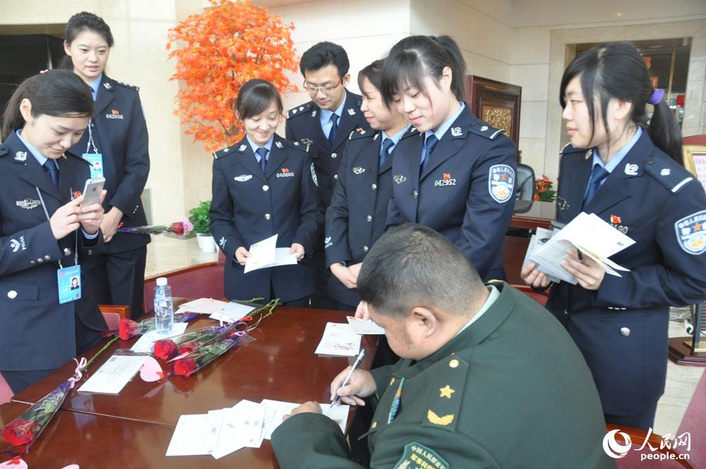 兩會花絮：“毛委員”受歡迎