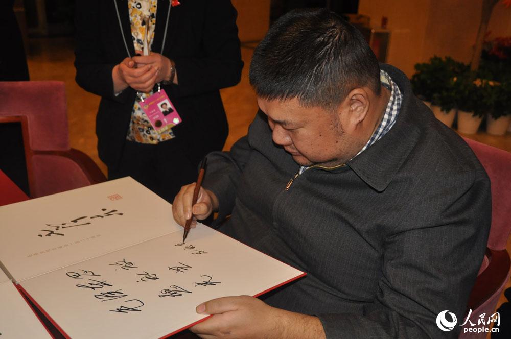 兩會花絮：“毛委員”受歡迎