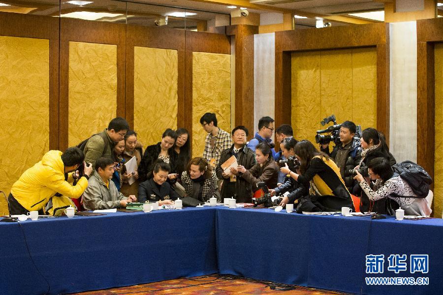 兩會(huì)花絮：求簽名