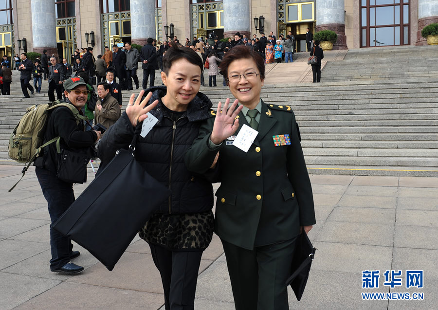 政協委員揮手話別：明年兩會再相見