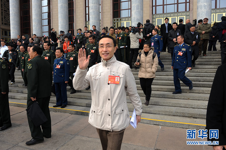 政協(xié)委員揮手話別：明年兩會(huì)再相見(jiàn)