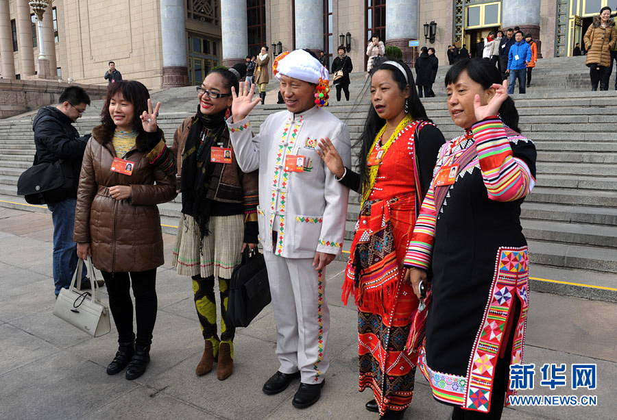 政協(xié)委員揮手話別：明年兩會(huì)再相見(jiàn)