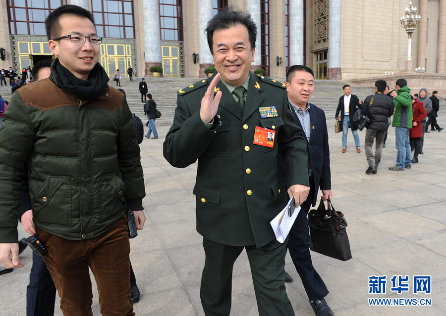 政協(xié)委員揮手話(huà)別：明年兩會(huì)再相見(jiàn)