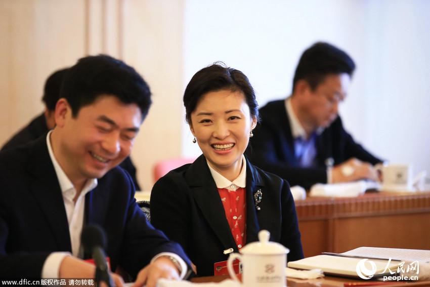 盤點兩會上的央視女主播：周濤笑容很迷人
