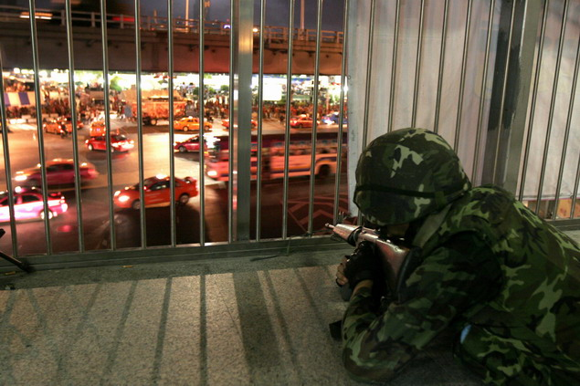 泰政府重兵把守曼谷金融中心 紅衫軍欲請(qǐng)聯(lián)合國(guó)監(jiān)督