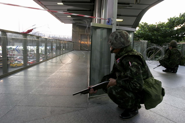 泰政府重兵把守曼谷金融中心 紅衫軍欲請聯(lián)合國監(jiān)督