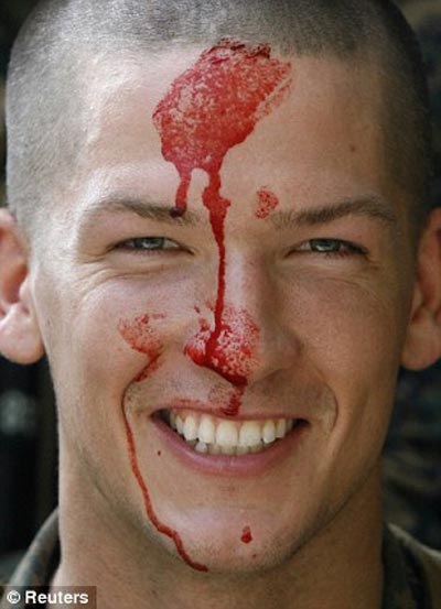 “金色眼鏡蛇2010”軍演 士兵吃蝎子喝蛇血 圖