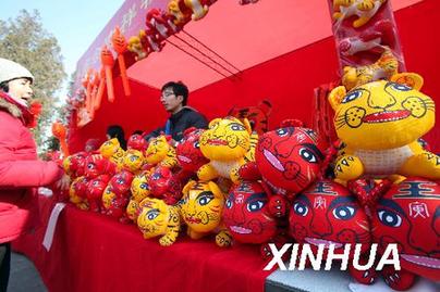 地壇廟會(huì)首日迎客2.5萬 標(biāo)王肉串翻倍漲價(jià)