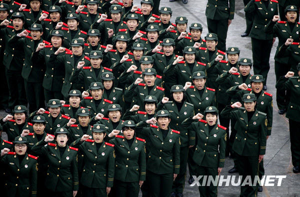 2000女兵列隊組成世博會會徽圖案