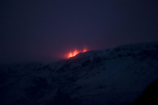 冰島火山爆發 450人被疏散