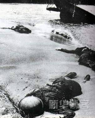 1915-1945年極具震撼力的戰(zhàn)爭新聞?wù)掌?/></a></p>

<p>　　照片顯示的是3名陣亡的美軍士兵躺在新幾內(nèi)亞的伯納海灘。這是在1943年1月的一次戰(zhàn)斗之后。它們是被隱藏在背景上的沉船殘骸里的日本人伏擊而致命的。這些照片是來自太平洋戰(zhàn)線最早描寫美軍陣亡的照片，它們表明戰(zhàn)爭中沒有真正意義上的勝利者！（新幾內(nèi)亞.1943）</p>

<br/>
(來源： 新華博客)</div>
</div>

<div width=