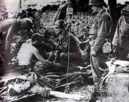 1915-1945年極具震撼力的戰(zhàn)爭(zhēng)新聞?wù)掌?/></a></p>

<p>　　第二次世界大戰(zhàn)的成果之一就是讓美國(guó)人開始習(xí)慣于在世界各地發(fā)號(hào)施令，歐洲和太平洋的勝利再加上原子彈的威力讓美國(guó)人全國(guó)上下都感覺良好。在他們看來，“世界需要美國(guó)拯救”，于是有了朝鮮接著是越南……</p>

<p>　　但是現(xiàn)實(shí)是殘酷的，起碼戰(zhàn)地記者發(fā)覺，英雄故事的背后是毫無意義的，而真真正正的是受傷垂死的士兵痛苦的嘶喊和呻吟。在戰(zhàn)地的包扎所里，不要談?wù)撨h(yuǎn)大理想，也不要談?wù)撚⑿壑髁x，在這里，只有祈禱和藥品才是最最需要的。</p>

<br/>
(來源： 新華博客)</div>
</div>

<div width=