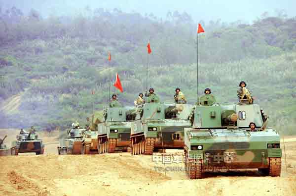 組圖：南京軍區(qū)某裝甲團(tuán)鐵騎轟鳴練兵忙