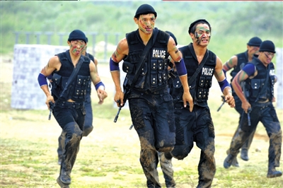 北京特警最大規(guī)模反恐演練 機器人上陣排爆