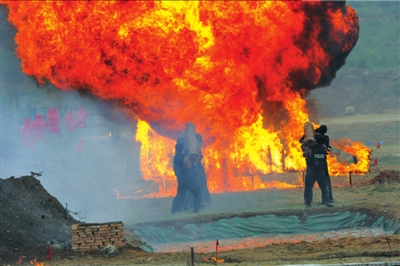 北京特警最大規(guī)模反恐演練 機器人上陣排爆