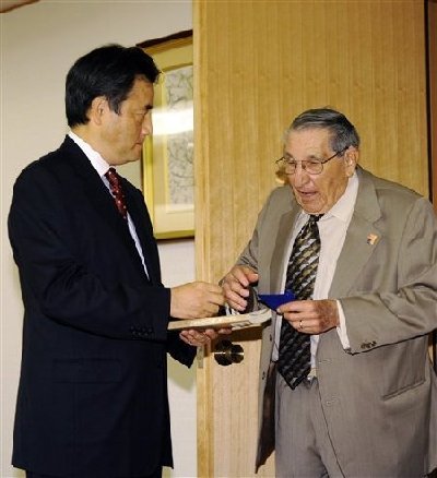日本外相向二戰時期美軍幸存戰俘及家屬道歉(圖)