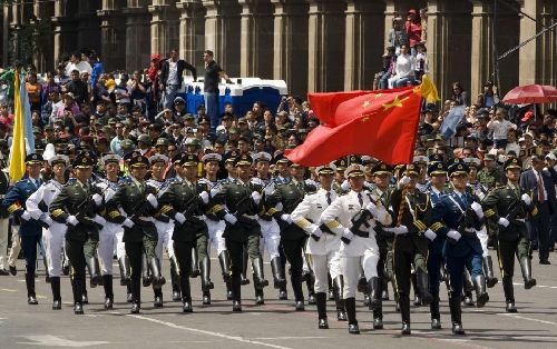中國(guó)人民解放軍儀仗方隊(duì)亮相墨西哥閱兵式