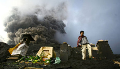 布羅莫火山噴出高達800米高濃煙