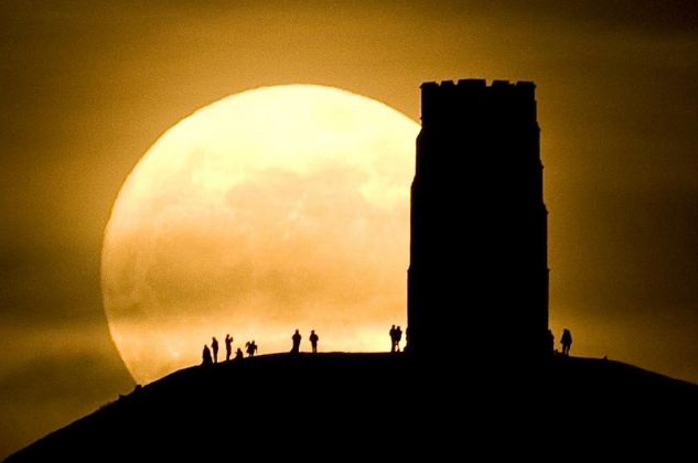 飛機將圓月一分為二 全球“超級月亮”美圖（圖）