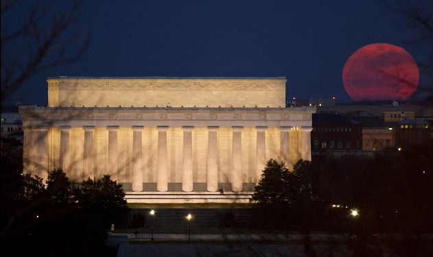 飛機(jī)將圓月一分為二 全球“超級(jí)月亮”美圖（圖）