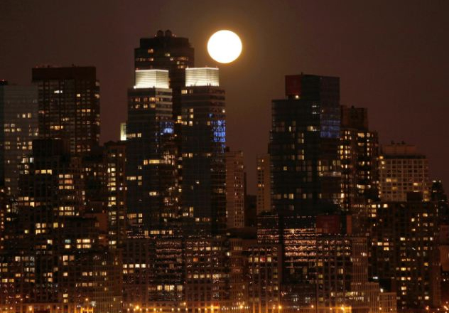 飛機將圓月一分為二 全球“超級月亮”美圖（圖）