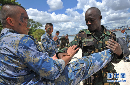 中國海軍第七批護(hù)航編隊(duì)特戰(zhàn)分隊(duì)與坦桑尼亞海軍陸戰(zhàn)連舉行聯(lián)合訓(xùn)練