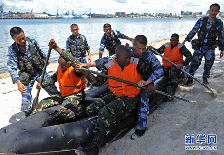 中國海軍第七批護航編隊特戰(zhàn)分隊與坦桑尼亞海軍陸戰(zhàn)連舉行聯合訓練