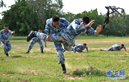 中國海軍第七批護航編隊特戰分隊與坦桑尼亞海軍陸戰連舉行聯合訓練