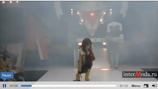 查普曼首場時裝秀出洋相 機智彌補展現間諜素質