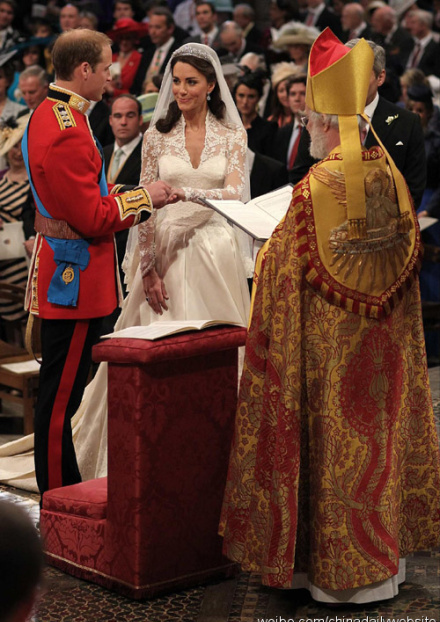 英國世紀婚禮出小插曲 威廉為凱特戴戒指一次未成功