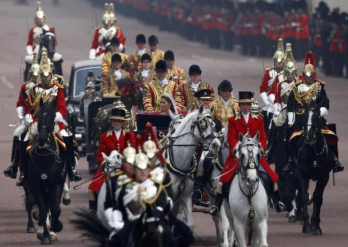 英國世紀婚禮出小插曲 威廉為凱特戴戒指一次未成功