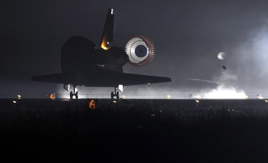 美國奮進(jìn)號航天飛機(jī)著陸結(jié)束謝幕之旅