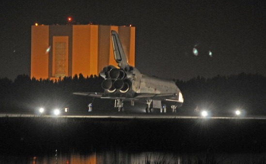 美國奮進號航天飛機著陸結束謝幕之旅