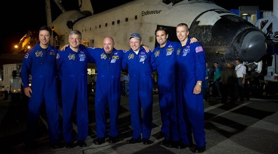 美國奮進號航天飛機著陸結束謝幕之旅