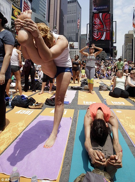 喧鬧中尋平靜 紐約時(shí)報(bào)廣場(chǎng)數(shù)千人瑜伽盛會(huì)迎夏至