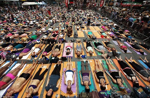 喧鬧中尋平靜 紐約時報廣場數千人瑜伽盛會迎夏至