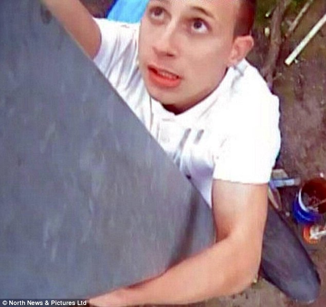 英國最笨賊照片網上曝光 偷游艇時破壞監視器反被拍