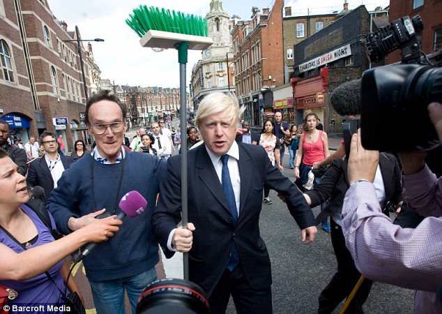 英首相擬強硬對待騷亂者 副首相倫敦市長上街遭圍攻