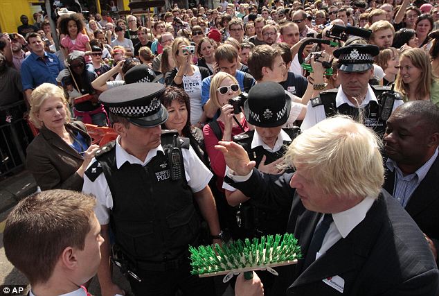 英首相擬強硬對待騷亂者 副首相倫敦市長上街遭圍攻