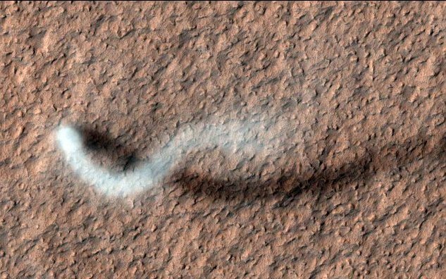 NASA探測(cè)器照相機(jī)拍到火星表面塵旋風(fēng)清晰照片