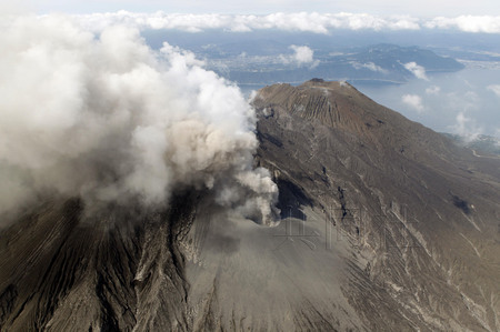 日本鹿兒島市昭和火山口發(fā)生爆炸性噴發(fā)(圖)