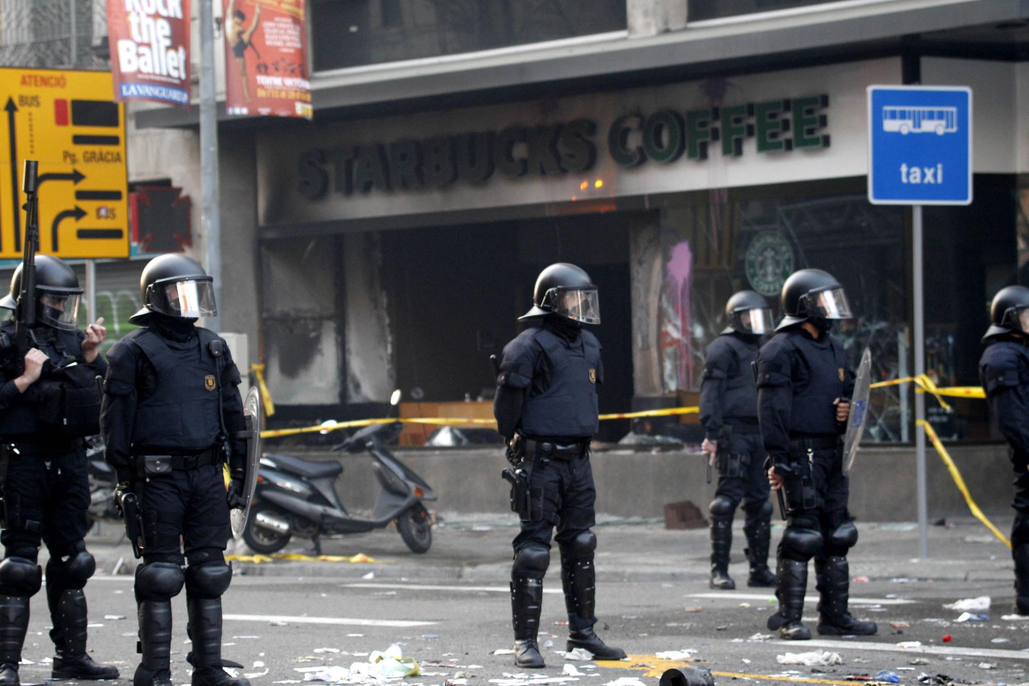 西班牙數(shù)萬(wàn)民眾參與全國(guó)大罷工 警民激烈沖突176人被捕