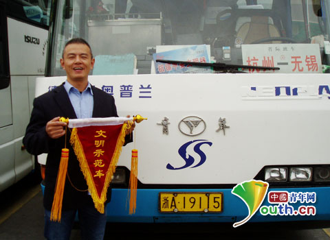 “最美司機”吳斌就是年輕人的榜樣