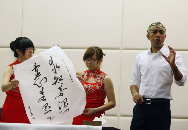 奧巴馬弟弟馬克稱音樂天賦更勝哥哥 演講現場揮毫潑墨