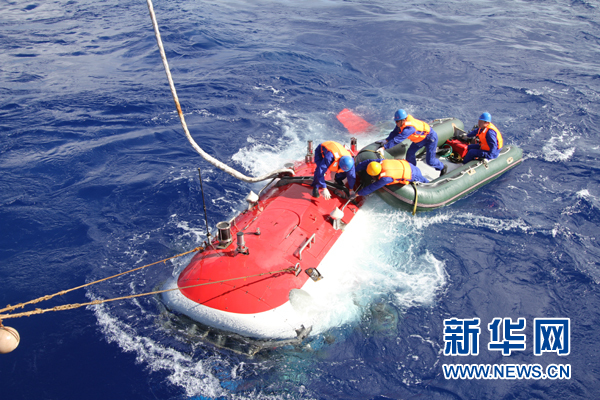 “蛟龍”下潛6671米 創(chuàng)我國(guó)載人深潛紀(jì)錄