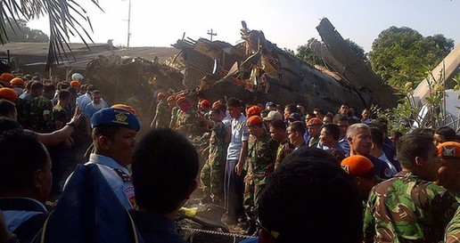 印尼空軍飛機(jī)墜入首都軍方住宅區(qū) 致10人死亡