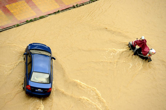 罕見暴雨突襲福建福清三小時(shí) 城區(qū)被淹成澤國(guó)