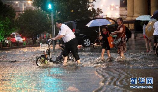河南洛陽(yáng)“白領(lǐng)哥”雨中助人走紅網(wǎng)絡(luò)