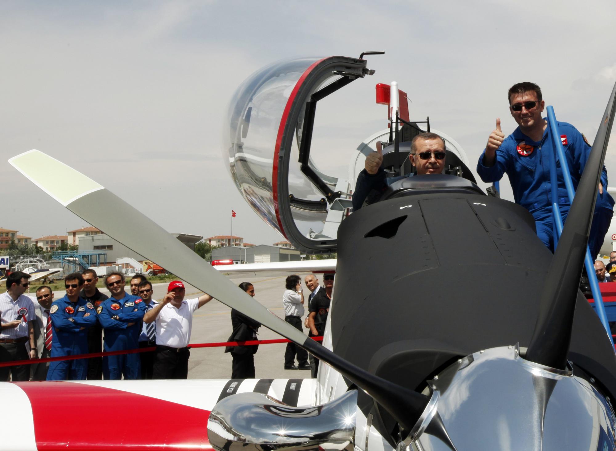 土發(fā)現(xiàn)被擊落戰(zhàn)機飛行員頭盔 邊境增配大炮及火箭彈發(fā)射器